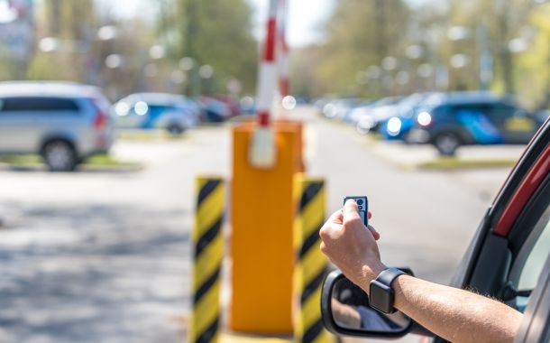 Un tecnico lavora con un kit dimostrativo del sistema smart home.