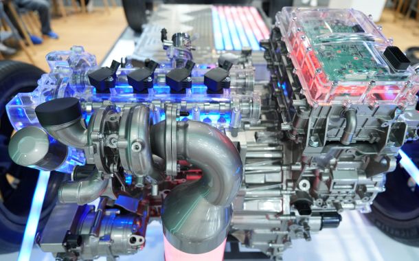 Motore a combustione interna con sistema ibrido