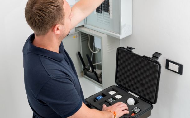 Un tecnico lavora con un kit dimostrativo del sistema smart home.