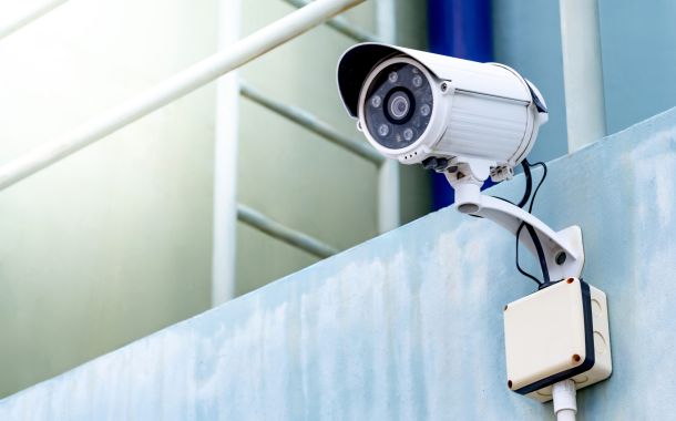 Primo piano di una telecamera di sicurezza a circuito chiuso installata su un muro macchiato all'esterno dell'edificio. Televisione a circuito chiuso per la sorveglianza della sicurezza e la protezione della criminalità in un edificio pubblico o a casa.