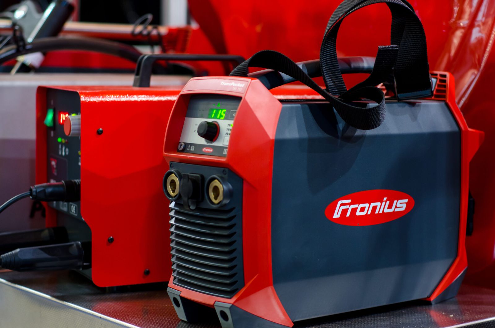 Saldatrici Fronius con diverse attrezzature.