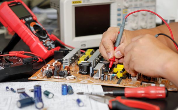 tecnico di manutenzione Misurazione dei dispositivi elettronici competente basata sul concetto di tecnico di manutenzione esperto. 