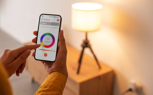 Donna che controlla l'illuminazione intelligente di casa