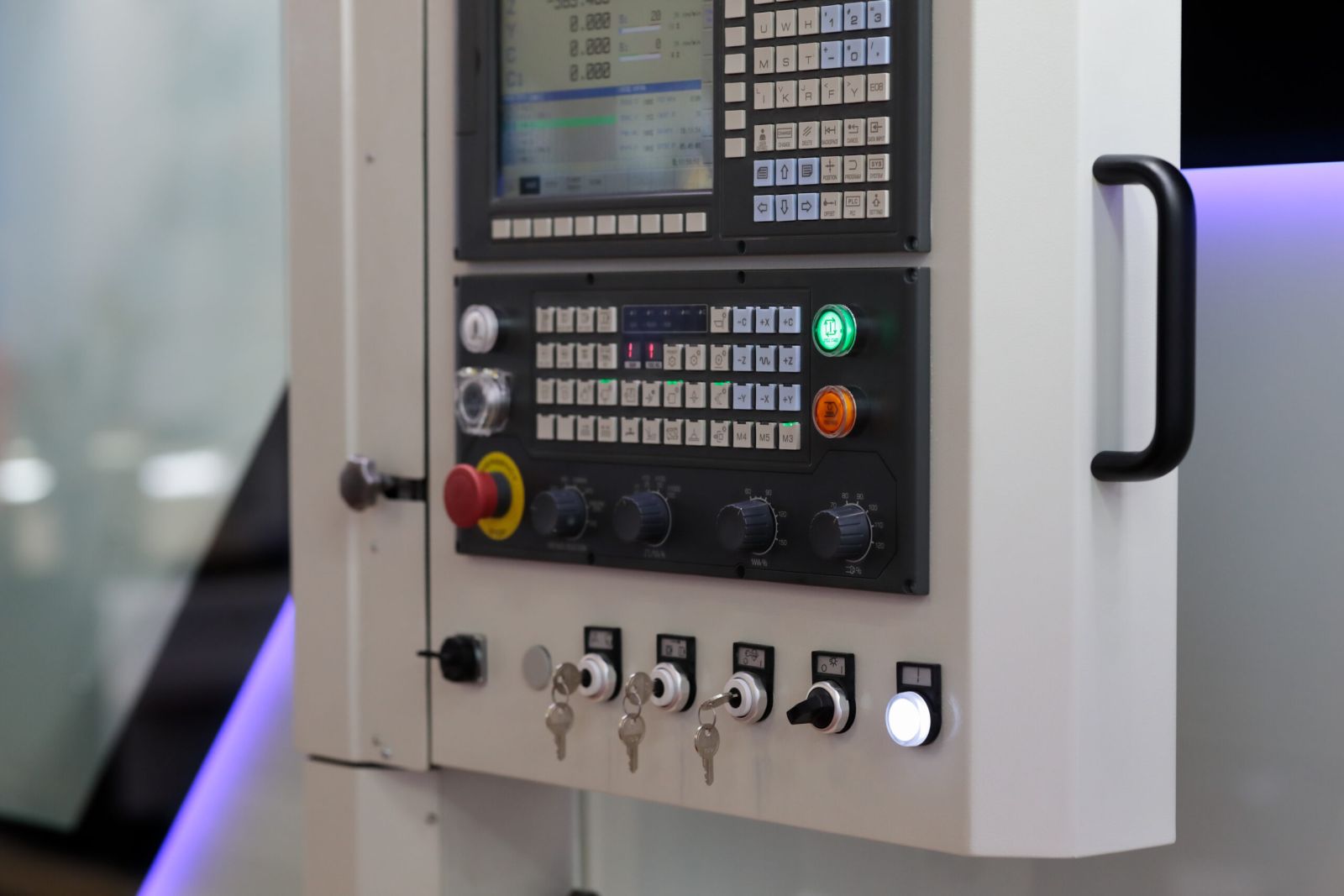 Pannello di controllo di una macchina CNC industriale. Focus selettivo.